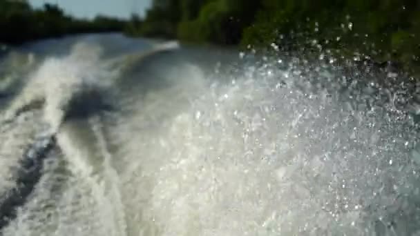 Vídeo Cámara Lenta Salpicaduras Agua Desde Barco — Vídeo de stock