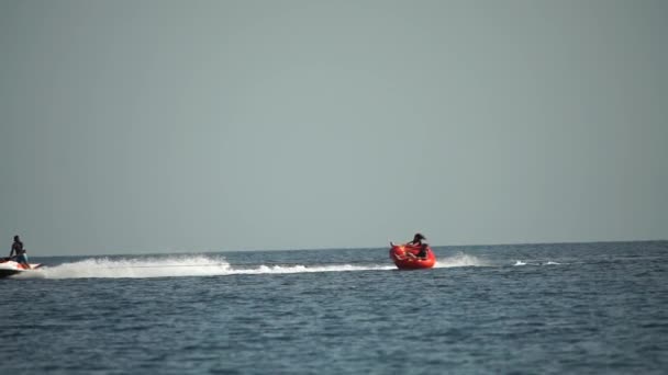 Turistas Montam Barco Inflável Pessoas Felizes Flutuam Colchão Inflável Atrás — Vídeo de Stock