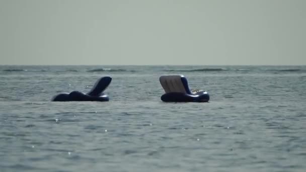 Nafukovací Křesla Moři Pro Opalování Odpočiňte Moři Krásným Výhledem Koncept — Stock video