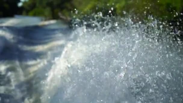 Zeitlupenvideo Von Wasser Das Aus Einem Boot Spritzt — Stockvideo