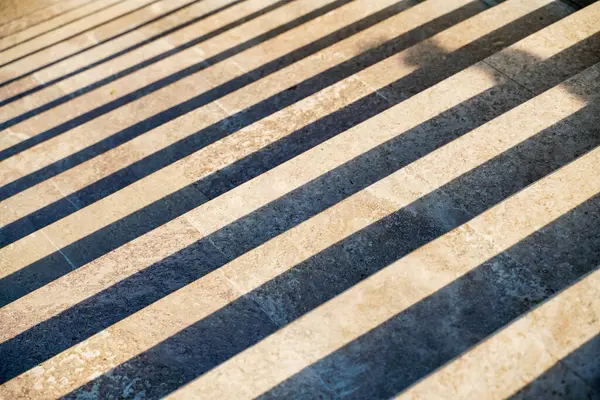 街の階段 晴れた日の階段の黒と白のパターン — ストック写真