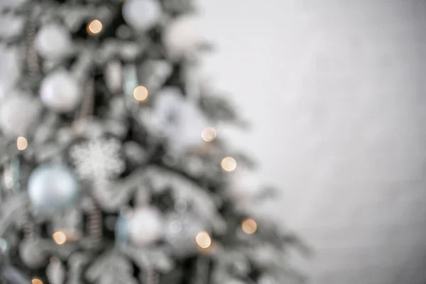 Close Uma Árvore Natal Livre Festivamente Decorada Com Bolas Fundo — Fotografia de Stock