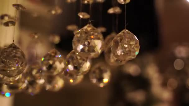 Κρύσταλλοι Πολυέλαιο Στο Διαμέρισμα Όμορφη Πολυέλαιος Στην Οροφή Του Διαμερίσματος — Αρχείο Βίντεο