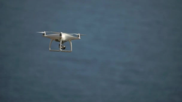 Drone Branco Voa Contra Pano Fundo Mar Natureza Drone Pairando — Vídeo de Stock