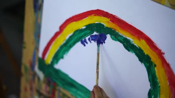 Uma Criança Desenha Arco Íris Com Tintas Close — Vídeo de Stock