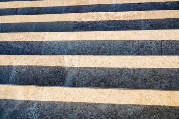 街の階段 晴れた日の階段の黒と白のパターン — ストック写真