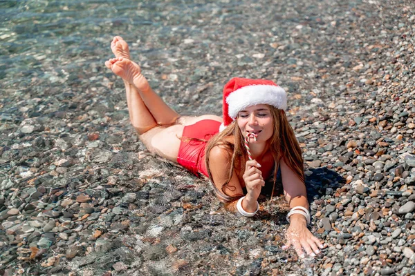 Portrait Attractive Girl Red Santa Hat Celebrating Christmas Holidays Sea — Stock Photo, Image
