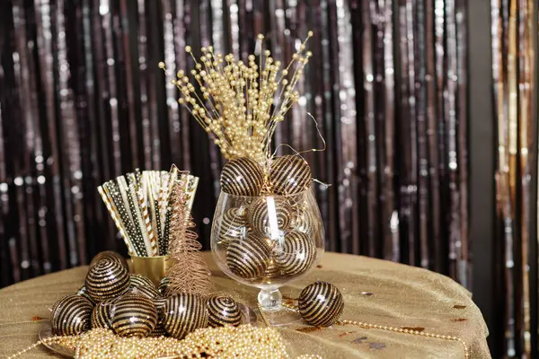 Helle Weihnachtsdekoration Weihnachten Und Neujahr Interieur Schwarz Und Gold Farben — Stockfoto