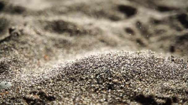 Άμμος Που Χύνεται Αργά Στο Φόντο Του Χρυσού Bokeh Φως — Αρχείο Βίντεο