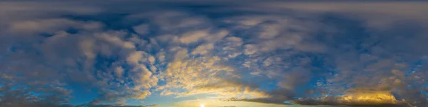 Cielo Blu Scuro Tramonto Panorama Con Nuvole Cumulus Rosa Pano — Foto Stock