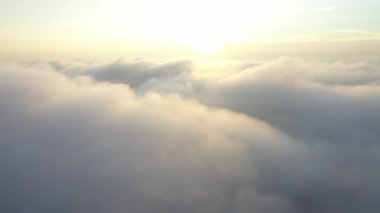Gün doğumuna uçan hava manzarası ve sabahları bulutlar..