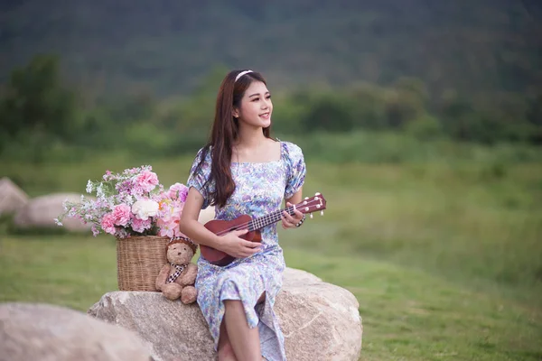 Beautiful Asian Female Musician Nature Background — Stock Photo, Image