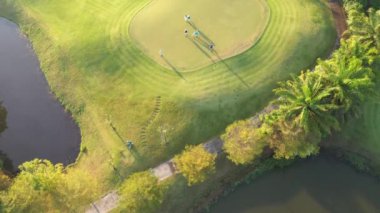 Sabah hava manzaralı yeşil golf sahası.