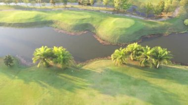 Sabah hava manzaralı yeşil golf sahası.