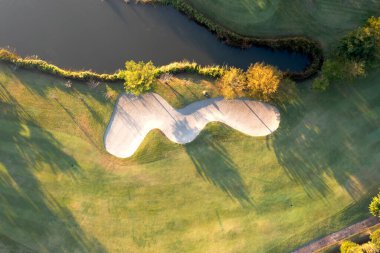 Sabah hava manzaralı yeşil golf sahası.