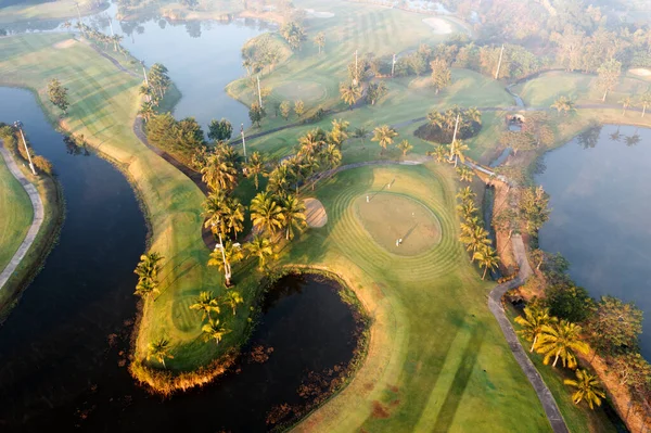 空中ビュー午前中のグリーンゴルフコース — ストック写真