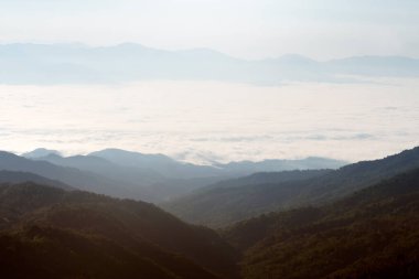 Sabahları dağdaki bulutların güzel manzarası..