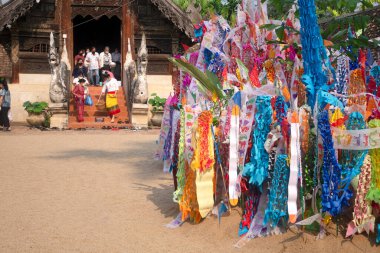 CHIANGMAI, THAILAND-APRIL 15, 2022: Songkran Festivali geleneksel bir Lanna Yeni Yıl Günü 'nde kutlanır, Aşıklar Wat Ton Kwen tapınağında Tungs' u dekore etmeye gelir. Chiang Mai, Tayland.