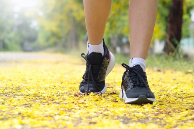 Doğa arka planında yürüyüş egzersizi.