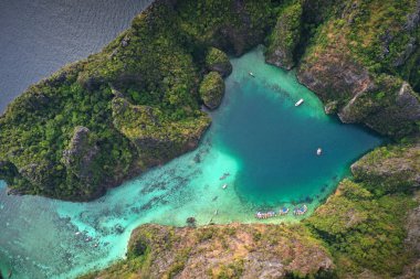 Phi Phi Adası 'nın Kalp Şekli Gölü, Tayland' ın güneyindeki Andaman Okyanusu..