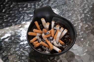 Sigaralar bir sigara tabağında tüttürdü..