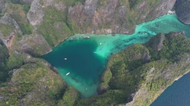 Phi Phi Adası 'nın Kalp Şekli Gölü, Tayland' ın güneyindeki Andaman Okyanusu..