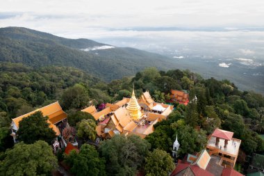 Wat Phra 'daki hava manzarasına göre Doi Suthep tapınağı Chiangmai, Tayland' daki bulutların üzerinde..