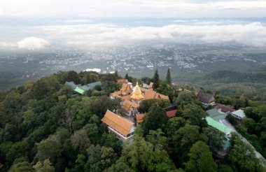Wat Phra 'daki hava manzarasına göre Doi Suthep tapınağı Chiangmai, Tayland' daki bulutların üzerinde..
