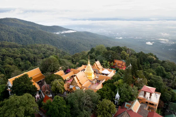 Wat Phra 'daki hava manzarasına göre Doi Suthep tapınağı Chiangmai, Tayland' daki bulutların üzerinde..