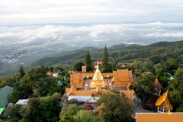 Wat Phra 'daki hava manzarasına göre Doi Suthep tapınağı Chiangmai, Tayland' daki bulutların üzerinde..