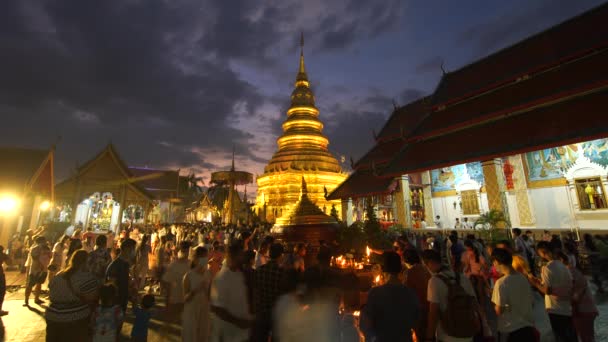 Lamphun Thailand May People Sprinkle Water Golden Pagoda Wat Phra — Vídeo de Stock