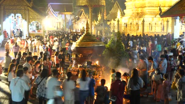 Lamphun Thailand May People Sprinkle Water Golden Pagoda Wat Phra — Stok Video