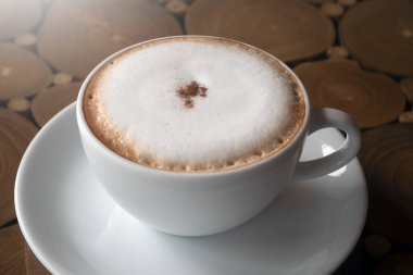 Sıcak cappuccino kahve kahve dükkanında.