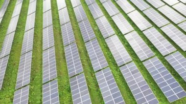 Asya 'da elektrik enerjisi için güneş panelleri veya güneş pilleri enerjisi.