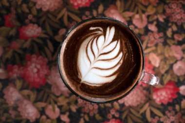 Sıcak Mocha kahvesi doğa arka planında.