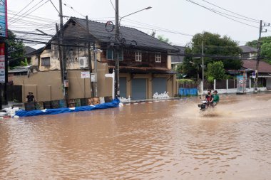 CHIANG MAI, Tayland - 3 Ekim 2022: Ping Nehri yakınlarındaki Chiang Mai şehrinde şiddetli yağmur yağışı.  