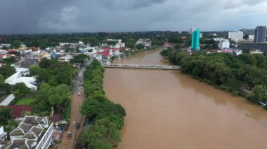 CHIANG MAI, Tayland - Ekim 2022: Ping Nehri yakınlarındaki Chiang Mai şehrinde şiddetli yağmurun etkisi.  