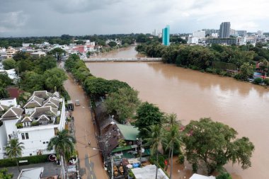 CHIANG MAI, Tayland 3 Ekim 2022: Ping Nehri yakınlarındaki Chiang Mai şehrinde şiddetli yağmurun etkisi.  
