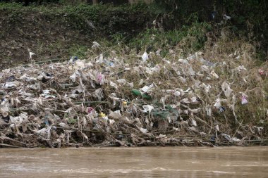 Su baskınından sonra nehirdeki çöpler.
