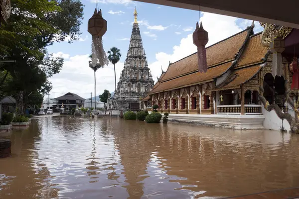 CHIANG MAI, Tayland 5 Ekim 2022: Ping Nehri yakınlarındaki Chiang Mai şehrinde Wiang Kum Kham seli, dağdan sağanak yağış etkisi.  