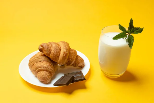 Francouzské Croissanty Čokoládou Sklenicí Mléka Žlutém Pozadí Zblízka Jídlo Létě — Stock fotografie
