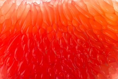 Beyaz arka planda izole edilmiş taze sulu greyfurt hamuru. Yakından bir parça soyulmuş greyfurt. Turunçgil meyveli duvar kağıdı dilimi