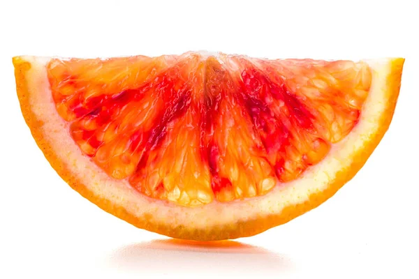 Semisircular Rebanada Fruta Naranja Siciliana Roja Aislada Sobre Fondo Blanco — Foto de Stock