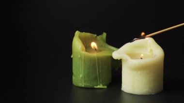 Siyah arka planda mum yakmak. Ahşap lambalı mumlar yüksek çerçeveli. Kopya alanı olan doğal mumlar. Üzüntü sembolü