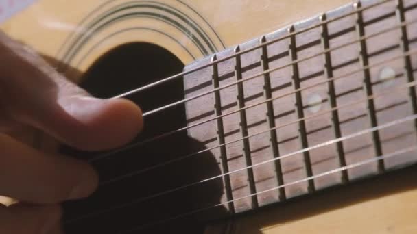 用手指缓慢地弹奏声吉他 音乐家在家里近距离弹奏吉他 — 图库视频影像