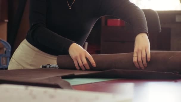 Lädertillverkning Verkstad Ung Kvinnlig Skräddare Arbetar Läder Handgjorda Väska Läder — Stockvideo