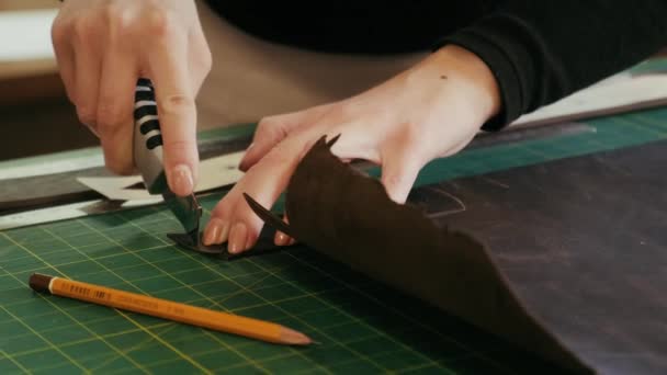 Atelier Fabrication Cuir Jeune Tailleur Femelle Travaille Sur Sac Artisanal — Video