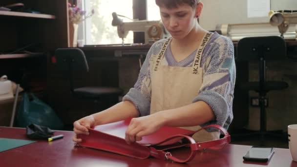 Werkstatt Für Lederherstellung Junge Schneiderin Bearbeitet Handgefertigte Ledertaschen Lederhandwerker Bei — Stockvideo