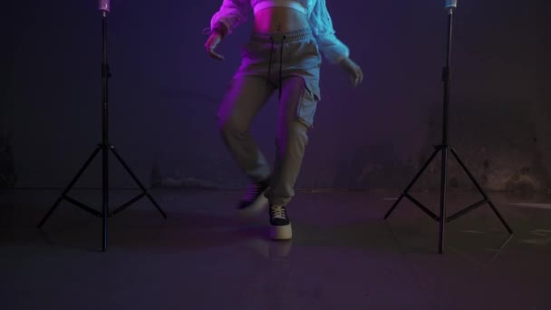 Chica Joven Bailando Baile Moderno Con Luces Neón Púrpura Azul — Vídeo de stock