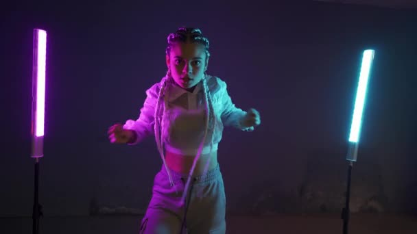 Ung Flicka Dansar Modern Dans Med Lila Och Blå Neonljus — Stockvideo